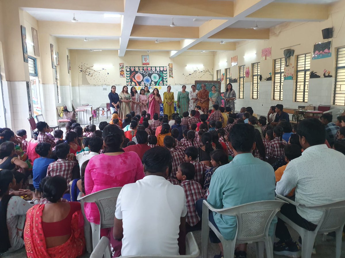 DelhiSmc's tweet photo. Today, parents are participating in the Mega PTM happening across all #DelhiGovtSchools and #MCDSchools for the first time.

Parents play a key role in the children's upbringing and this is the empowerment they needed.

#दिल्ली_की_मेगा_PTM 

@ArvindKejriwal @AtishiAAP https://t.co/prsM68LmY7