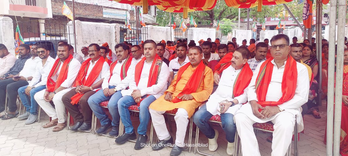 koustavBJP's tweet photo. @MahanagarBjp के उर्जावन अध्यक्ष श्री @Gunjanyadavbjp  जी बूथ संख्या 36, 40,41 राजकीय प्राथमिक विद्यालय नन्दनगर  के कार्यकर्ता एवं आम जनमानस संग देश के यशस्वी प्रधानमंत्री श्री @narendramodi  जी के मुख्य कार्यक्रम "मन की बात" के 100 वें संस्करण का श्रवण किया।।

#MannKiBaatAt100 https://t.co/GSwfXmgYks