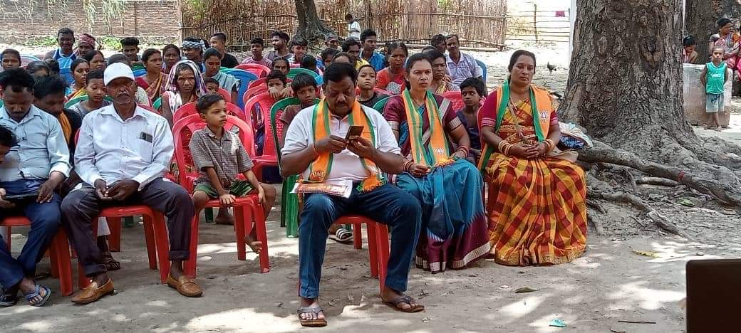 AnilBarla4's tweet photo. ମାନ୍ୟବର ପ୍ରଧାନମନ୍ତ୍ରୀ ଶ୍ରୀ @narendramodi  ଜି ଙ୍କର ୧୦୦ ତମ "ମନ୍ କି ବାତ୍" ଲହୁଣୀ ପଡ଼ା  ମଣ୍ଡଳ ର ଶଙ୍ଖ ପୋଷ ଶକ୍ତିକେନ୍ଦ୍ର ରେ ଆୟୋଜିତ କାର୍ଯ୍ୟକ୍ରମ ରେ ବସି ଶୁଣିଲୁ।।
#MannkiBaat100Episode https://t.co/9CBQ3D6THl