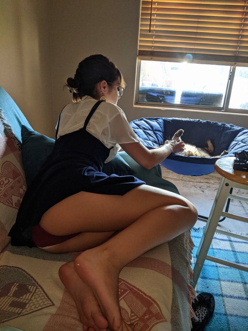 We're chilling and you see me like this..      What's your first move? https://t.co/XrrHcGphMf