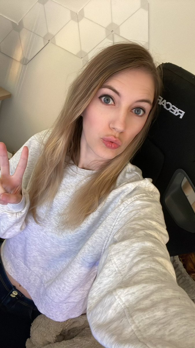 Lory on Twitter: "Bescheuerte Fotos kann ich 😂 12h Stream ist jetzt ...