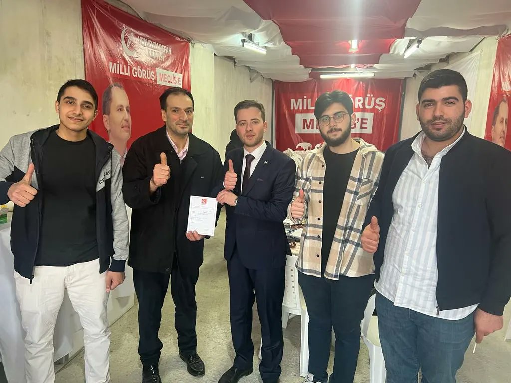 gencrefahfatih's tweet photo. Türkiye'nin en geç milletvekili Adayımız Sn Vahdet Erdoğan Bey Karagümrük'teki SKM vatandaşlarımızın dertlerini dinlemeye geldi Karagümrük SKM üye çalışmasi devam etmektedir Vatandaşlarımızın dertlerini dinlemeye devam edicegiz
@ErbakanFatih https://t.co/zsLVjzmk2A