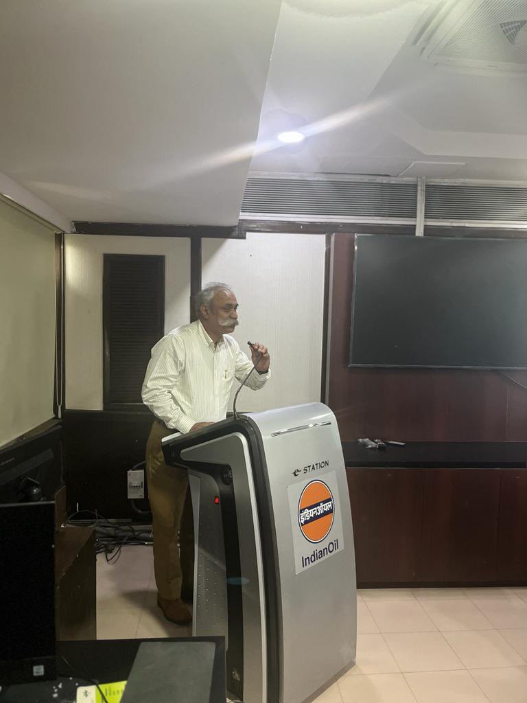 Vigilance department #Indianoil bid warm farewell to its Executive Director  Sh. Ramesh Kumar, retiring after 35 years of glorious service. We wish him a happy, healthy and prosperous life ahead. <a href="/ChairmanIOCL/">ChairmanIOC</a> <a href="/IndianOilcl/">Indian Oil Corp Ltd</a> @ioclvigilance #aksinghips #cvc #mopng