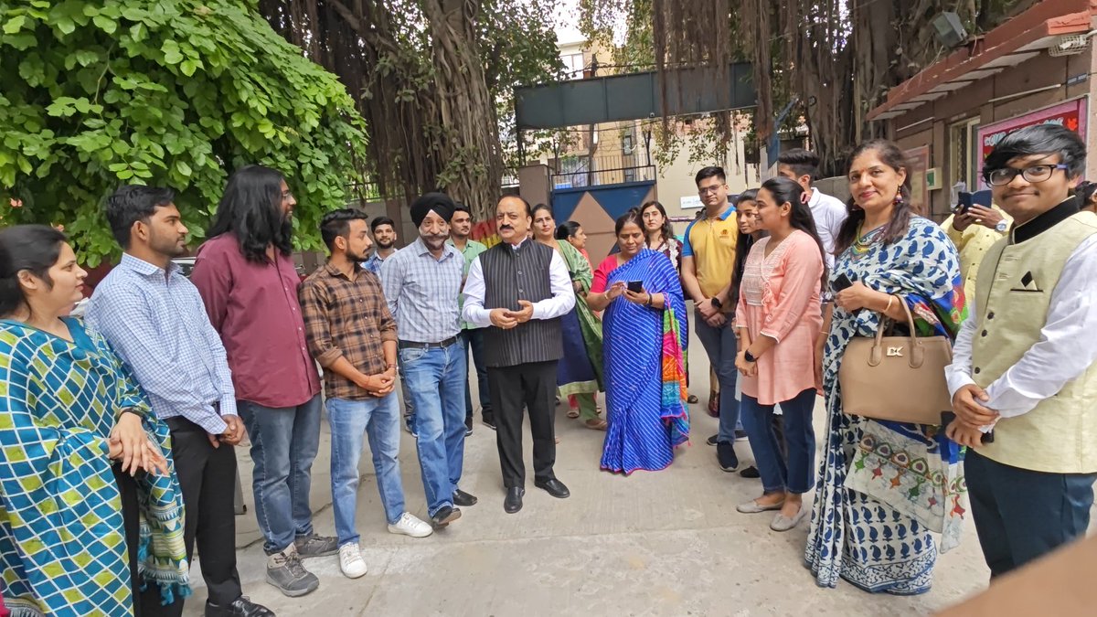 rajeshrishi_'s tweet photo. 🌟 @ArvindKejriwal Govt's unwavering commitment to education is inspiring! MCD schools are now ready to shine with Mega PTM! #दिल्ली_की_मेगा_PTM https://t.co/MLCQFKWzjG