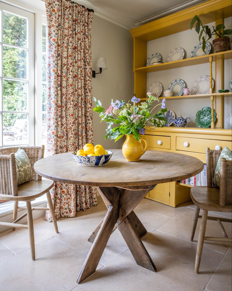 ArtisansDevizes's tweet image. This sunny brunch spot, designed by Katy Cronk, is quintessentially styled for countryside living and features our Buscot limestone on the floor. 
Designer: @katycronk.interiors