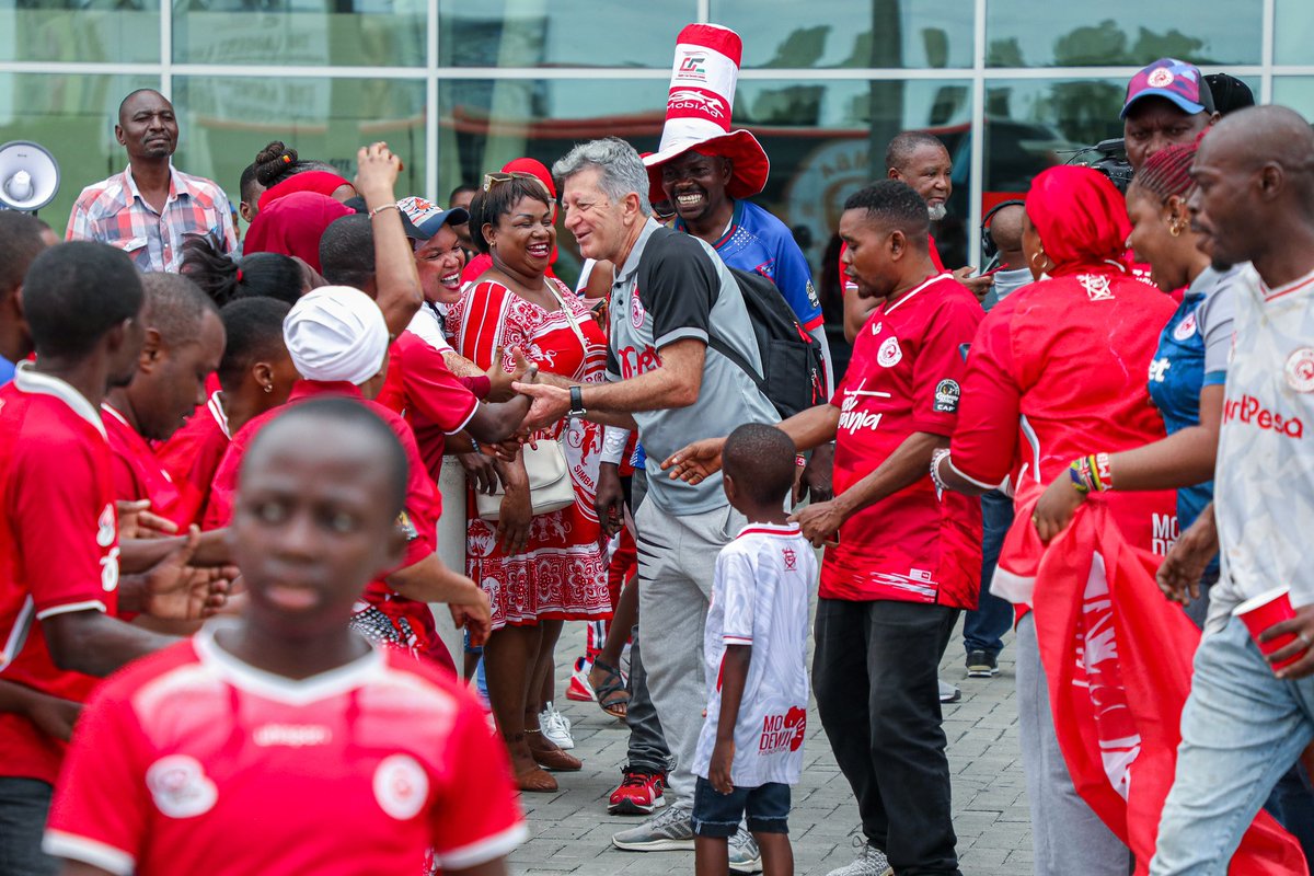SimbaSCTanzania's tweet photo. Nyumbani 🇹🇿

Shukrani kwa mashabiki waliojitokeza kutupokea 🙏🏽 #NguvuMoja https://t.co/9ktVvI99ZD