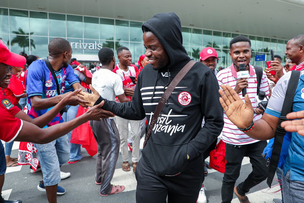 SimbaSCTanzania's tweet photo. Nyumbani 🇹🇿

Shukrani kwa mashabiki waliojitokeza kutupokea 🙏🏽 #NguvuMoja https://t.co/9ktVvI99ZD