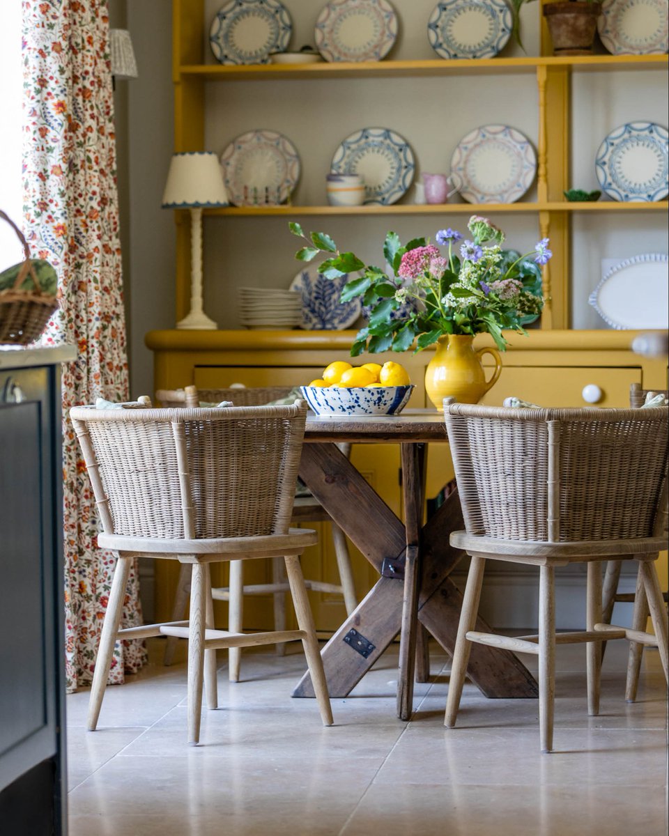 ArtisansDevizes's tweet image. This sunny brunch spot, designed by Katy Cronk, is quintessentially styled for countryside living and features our Buscot limestone on the floor. 
Designer: @katycronk.interiors
