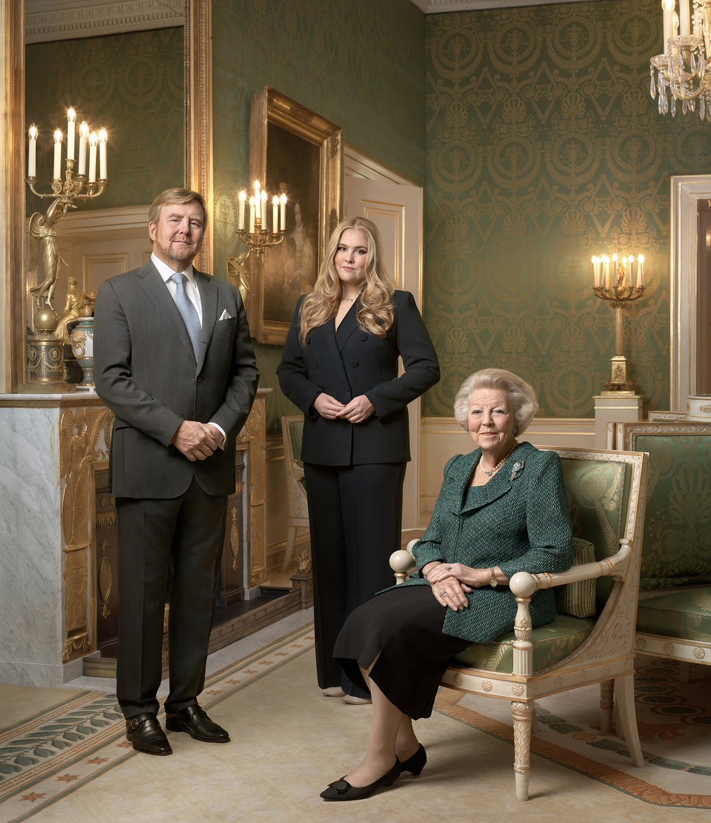 Tien jaar geleden ondertekende Koningin Beatrix de Akte van Abdicatie. Vanaf dat moment werd de Prins van Oranje Koning der Nederlanden en Prinses Amalia de Prinses van Oranje. Deze foto is gemaakt ter gelegenheid van 10 jaar Koningschap. koninklijkhuis.nl/onderwerpen/tr…