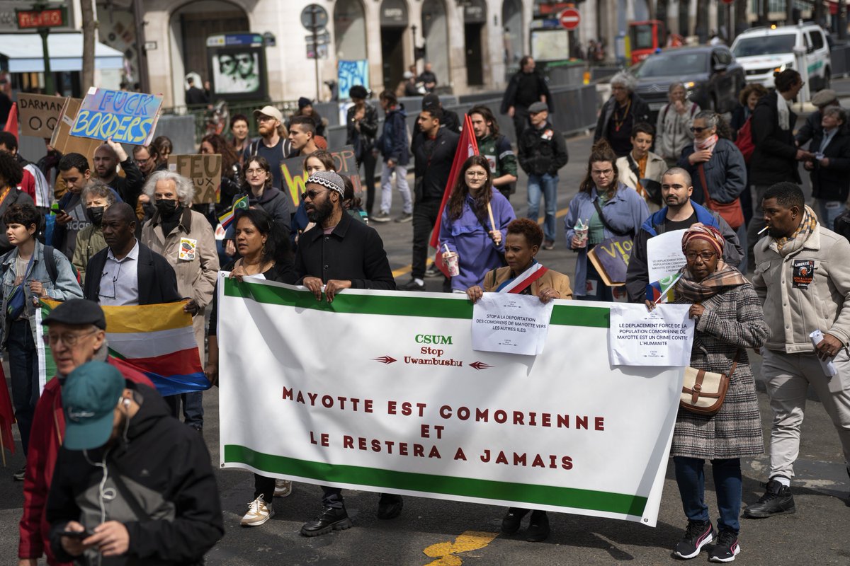 MSolidarites's tweet photo. qui en entraîne un plus large encore, car il nous faut gagner contre Darmanin et son monde, contre sa loi, pour l'abandon de l’opération à Mayotte.  

🤜Laissez-nous espérer que les syndicats, le 1er mai, rappelleront que ce n’est jour ni de fête nationale ni de fête du travail https://t.co/eYknihoURW