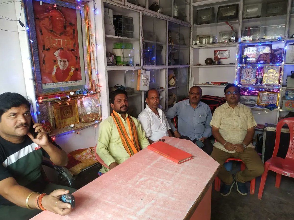 AjayMal85497714's tweet photo. यशस्वी प्रधानमंत्री @narendramodi जी के लोकप्रिय संवाद कार्यक्रम मन की बात के 100वें एपिसोड कोसिहोरा नगर मंडल के बूथ में वृद्धजनों एवं भाजपा के वरिष्ठ जनों के साथ सुनकर माननीय प्र��ानमंत्री जी के विचारों का आत्मसात किया
#ajaymalibjp 
#सिहोरानगरमंडल 
#सिहोराविधानसभा https://t.co/BEWBKKYLqh