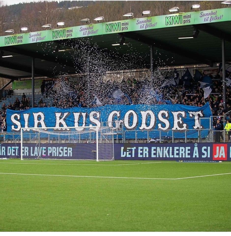 Sola skinner på byen vår, og det er kampdag!

Strømsgodset - Tromsø.

Bli med på stadion. I kveld blir det gøy!

• Alle hender &amp; skjerf opp!
• Trøkk til på alle sanger!
• Bruk flagg som blir utdelt.
• Mobilen SKAL være i lomma under kamp.

Vi er Godsets 12'mann - til stadion!