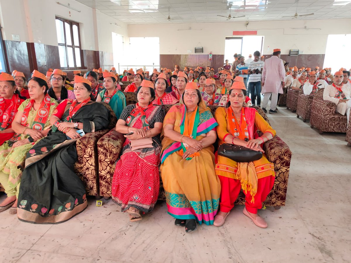Indirasingh_Bjp's tweet photo. आज नगर पालिका परिषद, बिजनौर क्षेत्र अंतगर्त स्वयंवर विवाह मंडप भाजपा कार्यालय में भाजपा कार्यकर्ताओं के साथ आदरणीय प्रधानमंत्री श्री @narendramodi जी की 100वीं  'मन की बात' कार्यक्रम के प्रसारण को सुना।
#MannKiBaat #MannKiBaatAt100 https://t.co/Ye8SJHeDvK