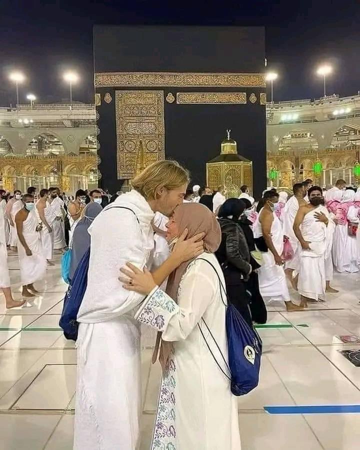 Emelia8z0's tweet photo. ▪️After reverting to Islam

▪️French TV star Dylan Thierry and his mother perform Umrah💖 https://t.co/IXwRr08Qdk