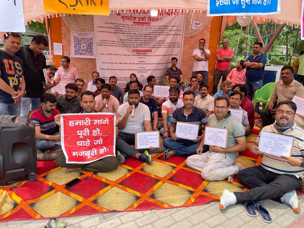 Village1Eco's tweet photo. हक की लड़ाई लंबी होगी पर है तैयार हम....@Supertechltd @aajtak @myogiadityanath @CeoNoida @dmgbnagar @HindiKhabar @republic @narendramodi https://t.co/mKkajevG4P