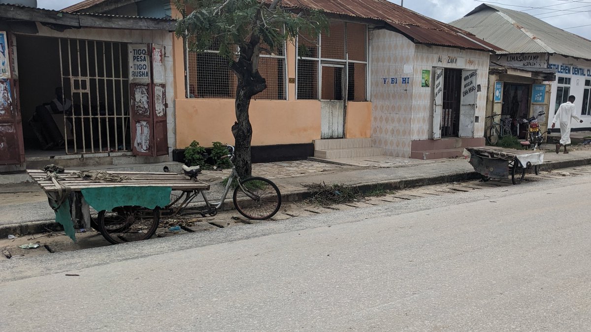 DontjeJames's tweet photo. #30DaysofBiking  Day 29 (posted late).  While all bikes in Tanga seem to haul some kind of cargo, there are also some purpose-built cargo bikes like these two. https://t.co/QhORGe6cQD