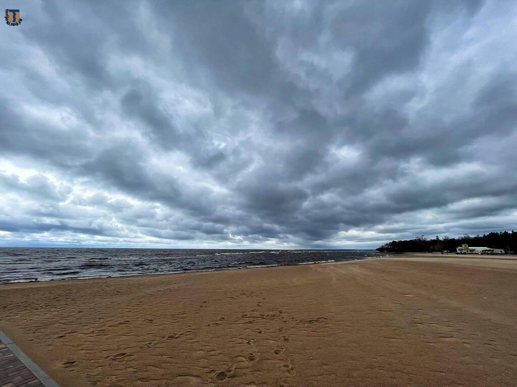terijoki's tweet photo. Над заливом тучи ходят хмуро.
В субботу днем задувало так, что даже на песке образовывались следы от ветра.

#Зеленогорск https://t.co/52VVnpCGNV https://t.co/GOokMdGpEl