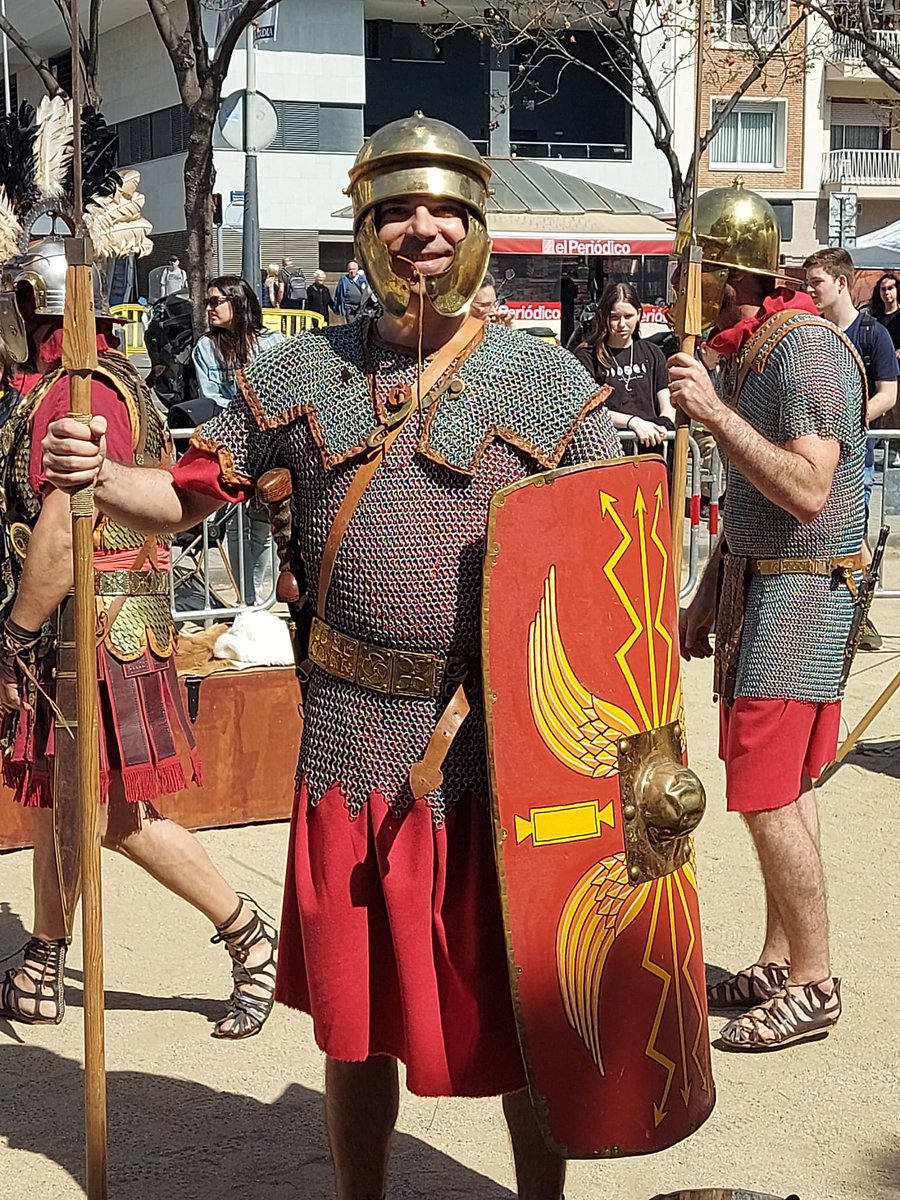 Quin dia més bonic que fa avui!☀️ 

La pluja ens ha deixat un cel blau i un aire net que ens conviden a passejar pel festival romà de #Badalona, tot descobrint el patrimoni i la cultura romana de la nostra ciutat. 

La #MagnaBdn us espera avui d'11 a 14 h. Us hi animeu?