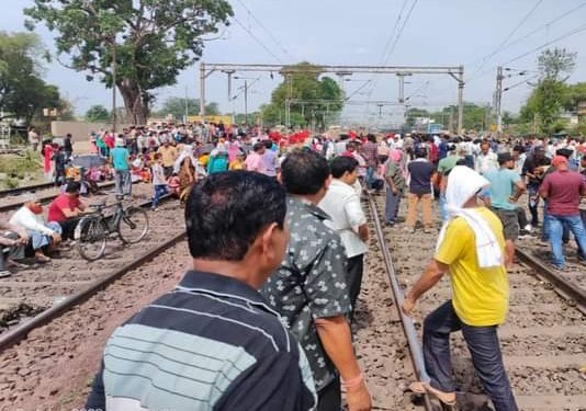 ManojMahakud3's tweet image. #चक्रधरपुर रेल मंडल के कलुंगा में अनिश्चितकालीन चक्का जाम
#Kalunga, Rourkela 

@OdishaRail 
@JharkhandRail