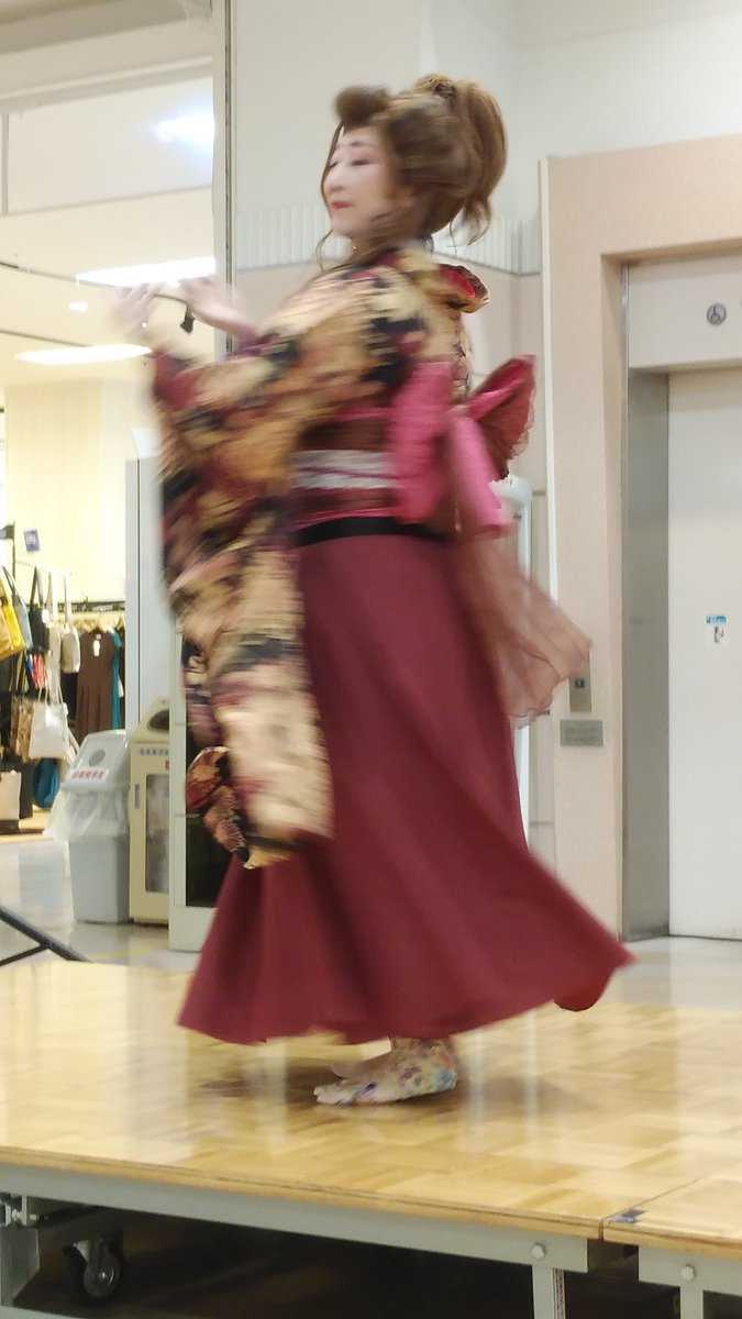 yo204861's tweet photo. 日光市イオン今市店にて！
懐かしいエンターティナーに出逢えた！花島直也君！
谷川恵那さん！感無量！ https://t.co/AbMvAm4LiZ