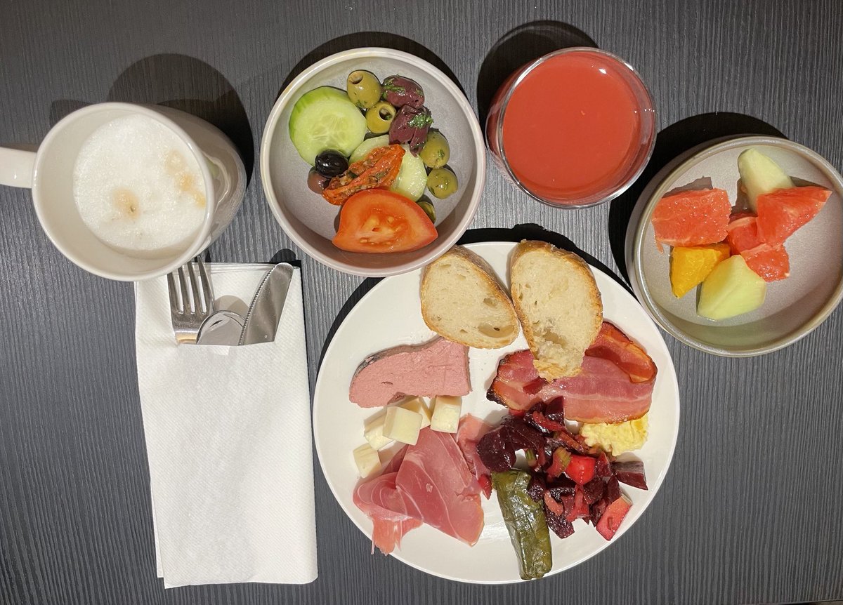 kate944032's tweet photo. #breakfastsomewhere https://t.co/r96QIT4tGq