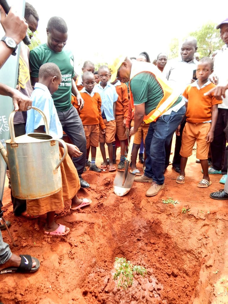 OurCbo's tweet photo. We had a busy Day Planting trees in Rukanga Primary School in memory of the late Rob Dodson, He was passionate about trees, Environment and Wildlife. In honor of Him we planted 220 trees and Gifted Avocado Seedlings to Kasighau Ward Residents. @HonTuya https://t.co/FcpXJ4ywit