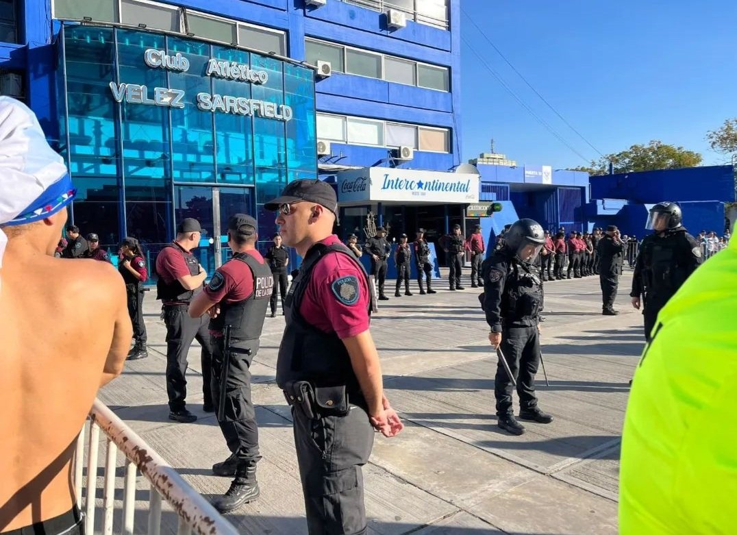 DaleFm97's tweet photo. Otra vez las vallas.... doble cordón policial... e hinchas autoconvocados frente a la sede para proferir duros insultos contra del Presidente Sergio Rapisarda.
#DaleVelez https://t.co/Q2sk1NcNar