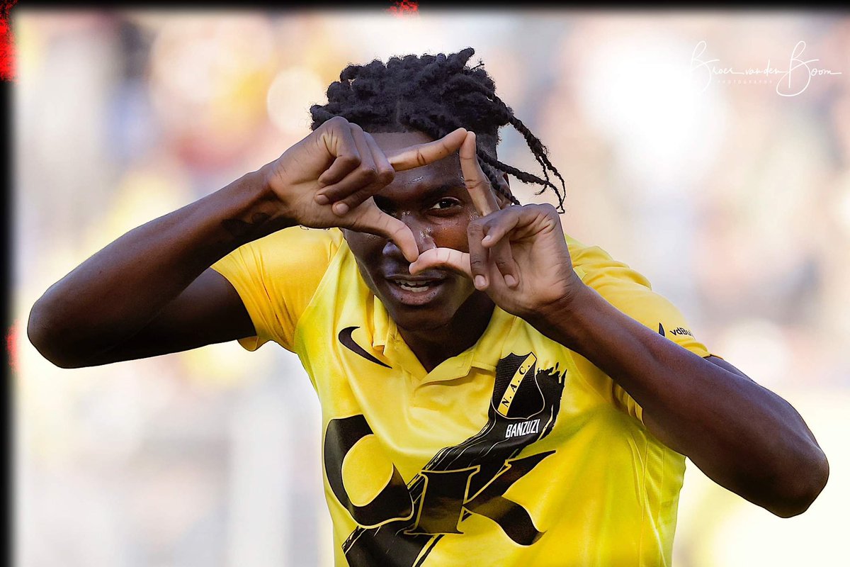 Ezechiel Banzuzi dpeelt  na zijn 2-0 ook voor fotograaf….