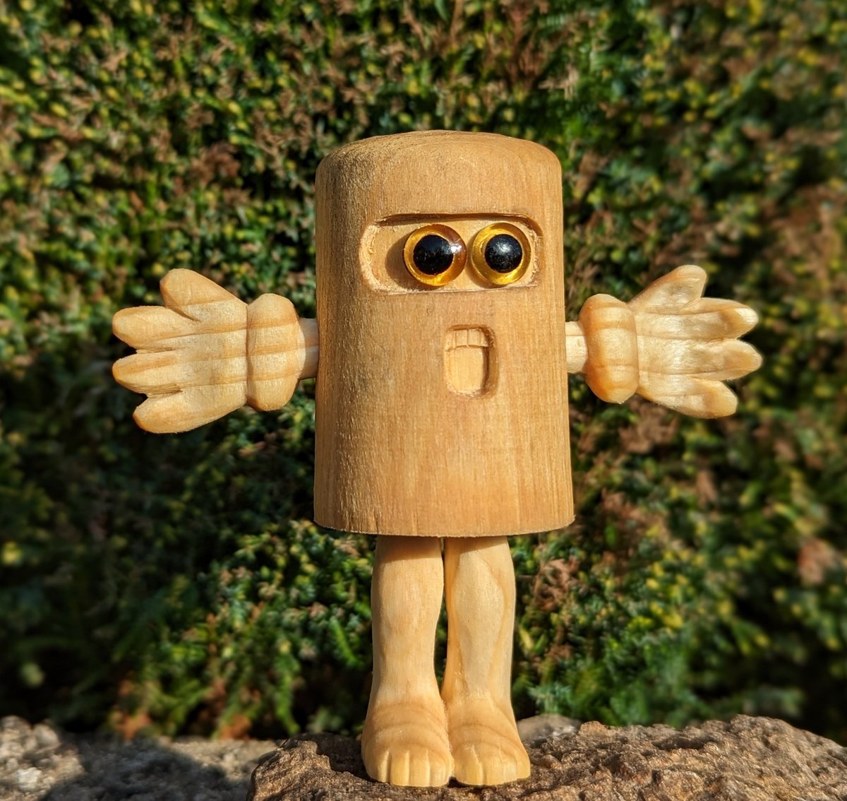 Woodyspirit's tweet photo. Give us a hug! But be careful, not is all it seems...check out the shadow 🦇

@Madein_Mon @IngridASLW @RobertSorby @Morakniv #woodcarving #handcarved #carving #carvedwood #folkart #whittling #woodart #whittling #charactercarving #newwoodculture #workingwithwood #woodlove https://t.co/0wqDts8VzW