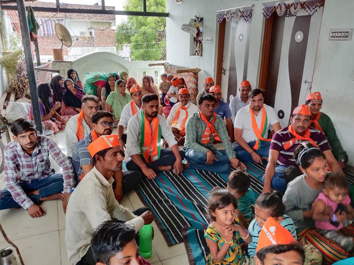 AlkeshBjp's tweet photo. કાંકરેજ વિધાનસભા ના આસેડા ગામે બુથ નંબર 286 કુરશીભાઇ પ્રજાપતિ ના ધરે કાર્યક્રમ યોજાયો https://t.co/HP31wiBPUh
