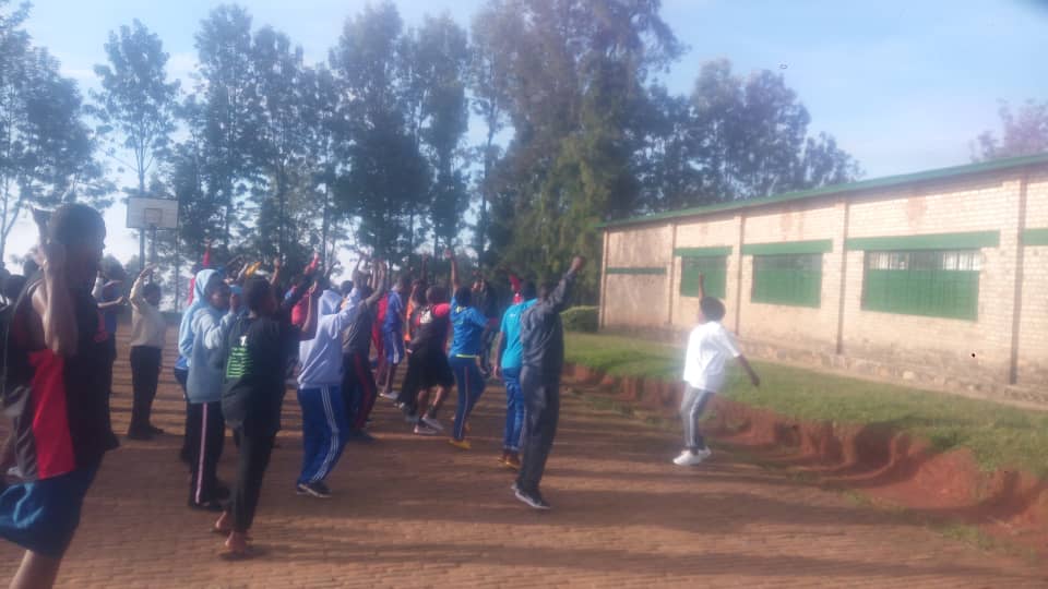 SectorMuhanga's tweet photo. Ku wa 30/4/2023 mu murenge wa Muhanga  twaramukiye muri sport rusange. 
➡️Ubutumwa bwatanzwe :
▶️Akamaro ka Sport . 
▶️ ubuzima bw'imyororokere. 
▶️ ubuzima bwo mu mutwe. 
▶️ Isuku. 
▶️ Musa 2023 /2024.
▶️Hapimwe indwara zitandura 
Byagenze neza. https://t.co/9wgoNClEPb