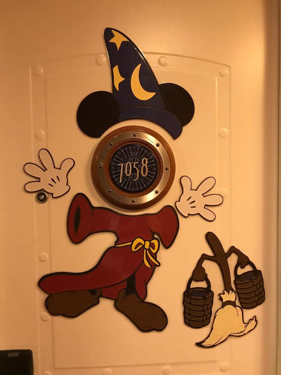 decruceros's tweet photo. En unos días visitaremos en el puerto de Barcelona el buque Disney Dreams, que esta temporada navegará en el Mediterráneo Occidental, haciendo las delicias de los niños y los no tan niños. Os informaremos con todo lujo de detalles... Os esperamos!!! https://t.co/1phxR3j7qa