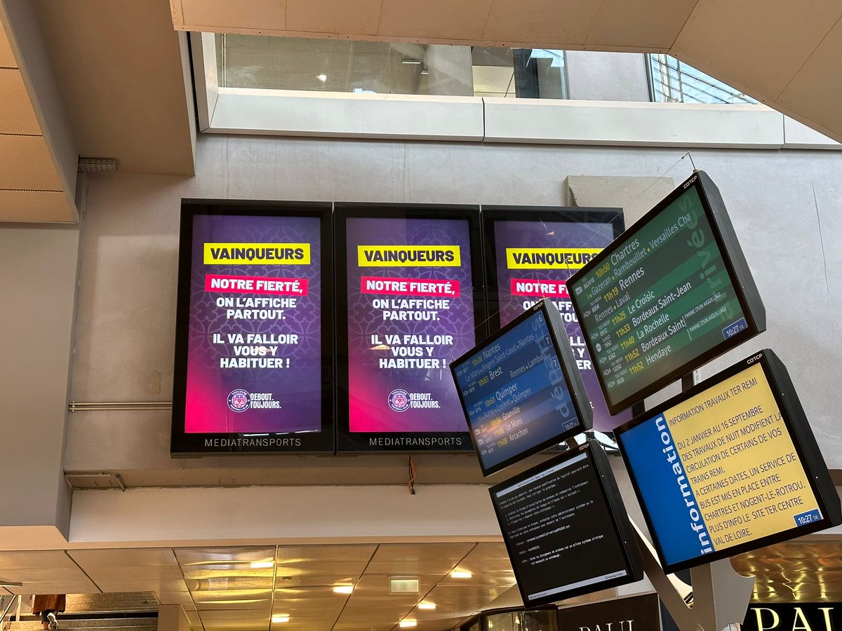 💜🤍 Gare Montparnasse (Paris) à l'instant : le TFC a acheté tous les écrans pub pour afficher un message !

"VAINQUEURS : notre fierté, on l'affiche partout. Il va falloir vous y habituer !"
