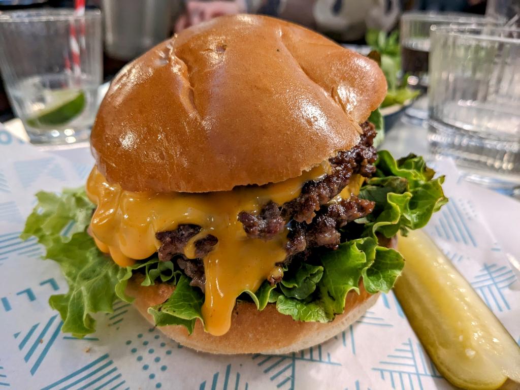 Cheeseburgerb0y's tweet photo. Great cheeseburger at Mollie's Diner in Oxfordshire yesterday. Crispy edged smashed patties with plenty of tangy American cheese. Fun venue too. https://t.co/e1H0ZYhTDu