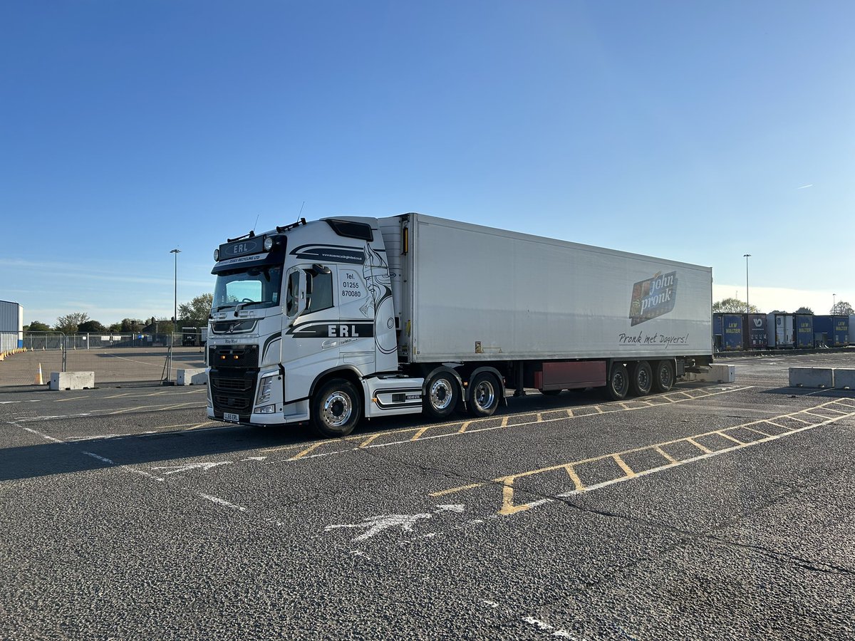🤍 The White Ice 🤍

First Day out on Fridges and I must say it’s quality 🤙🏼

Stay safe, be lucky 🍀 

#erlltd #swittastruckers #volvofh500 #twtruckstyling #truckstyle #volvo #volvotrucksmoment #kelsa #truckersoftwitter #onlywayisbritish #truckerswithpride #truckswithstyle