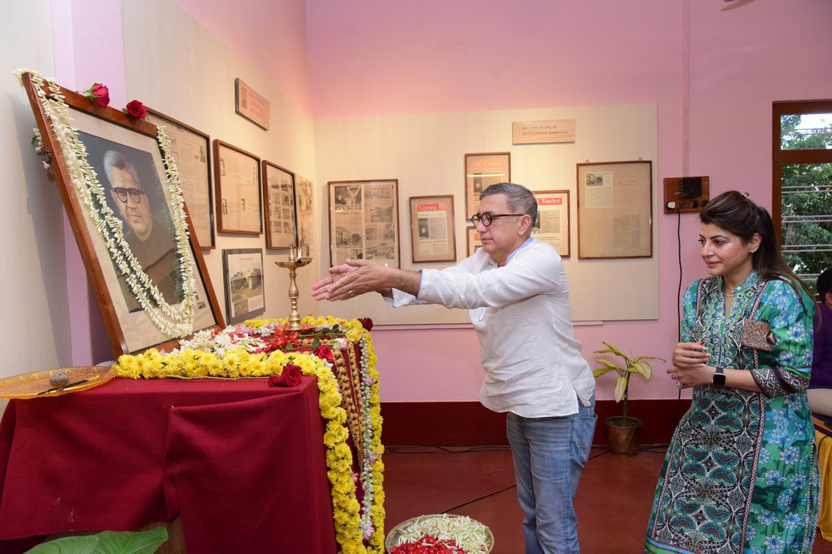 MAHE_Manipal's tweet photo. Manipal group of institutions organized a Bhajan Program at the Amphitheatre and Smriti Bhavan (Dr. TMA Pai Museum).

#ManipalFoundersDay #TMAPai #MAHE #Manipal https://t.co/7QXqjQYhk4