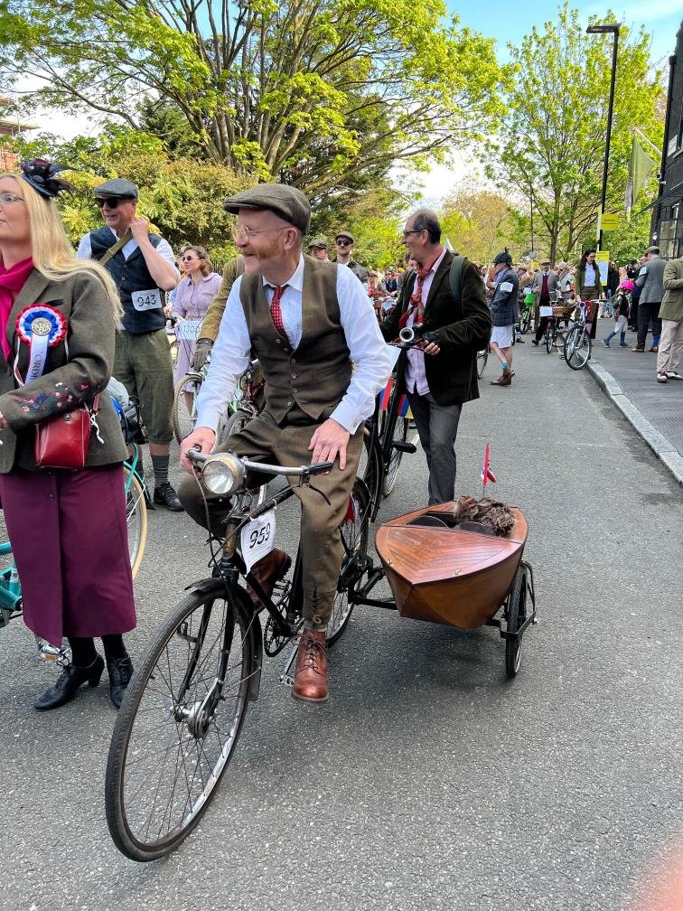 Stanley & I had a Grand Day Out at #tweedrun2023, glorious company in fabulous sunshine and I'd like to think we gave the tourists a good giggle! 🤞😊☀️ #TweedRun #LondonInTheSun #CyclingForAll #cycling #SteelBikes & of course #Tweed 😉