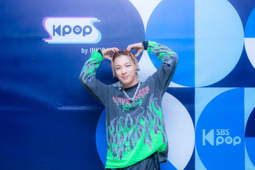 NaiBb_'s tweet photo. Taeyang starting a new heart pose trend😌 https://t.co/eWM7OifNXn