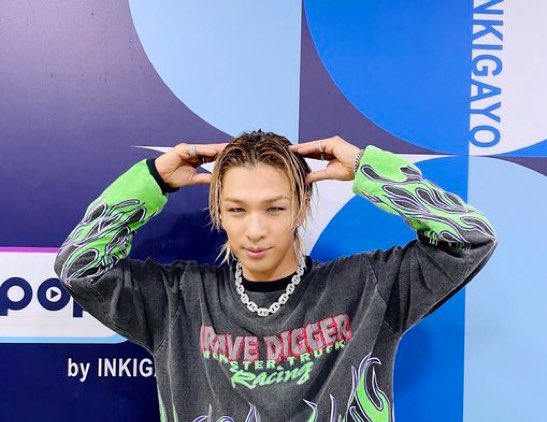 NaiBb_'s tweet photo. Taeyang starting a new heart pose trend😌 https://t.co/eWM7OifNXn