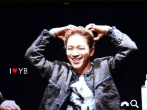 NaiBb_'s tweet photo. Taeyang starting a new heart pose trend😌 https://t.co/eWM7OifNXn