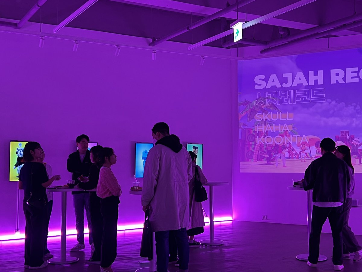 TheSandboxKorea's tweet photo. 더 샌드박스 NFT 오프라인 전시회🎨
오늘 저녁 7시까지 경남제약타워 2층에서 진행되니 많은 관심 부탁드려요💙

👉댄스 위드 아바타 체험 공간
👉더 샌드박스 굿즈를 얻을 수 있는 기회
👉더 샌드박스 인생네컷 포토부스
👉출출함을 달래줄 케이터링까지!

#NFTexhibition #web3 #NFT #TheSandbox @TheSandboxGame