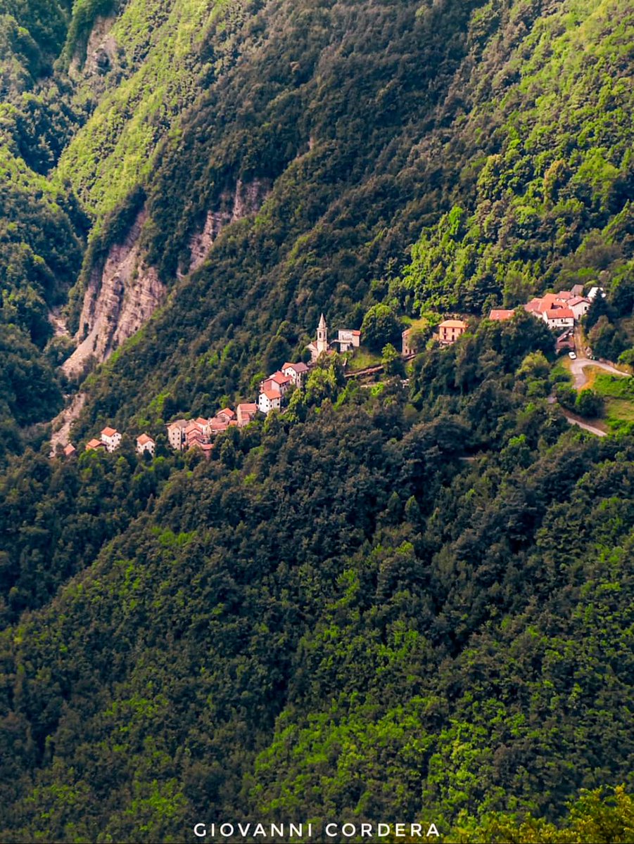 ValliAntola's tweet photo. Oggi #GiovanniCordera ci porta a Varni frazione di #Gorreto , fotografata dal Passo della Maddalena. @ValliAntola #lamialiguria delle #4provincie https://t.co/7neWUS6nYp