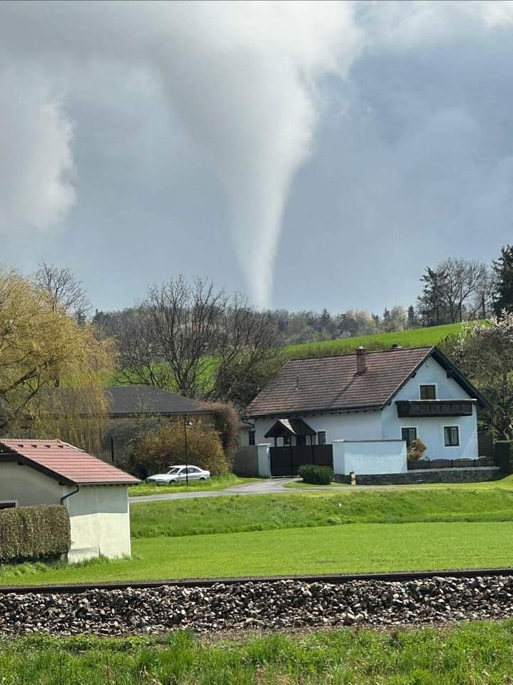 Möglicher Tornado gestern gegen 14 Uhr in Oberfladnitz im Waldviertel. 🌪 🌩
📷 Wetter Weitersfeld "Privatstation" und Umgebung