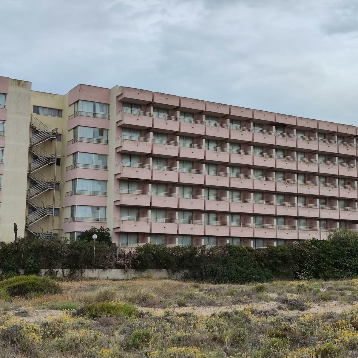Eljuanca26's tweet image. Hotel SIDI Saler, El Saler, Valencia. Abandonado.

#ElSaler
#HotelSidiSaler
#EdificiosAbandonados
#Valencia
#FelizDomingo 
#LaReunionSecreta 
.