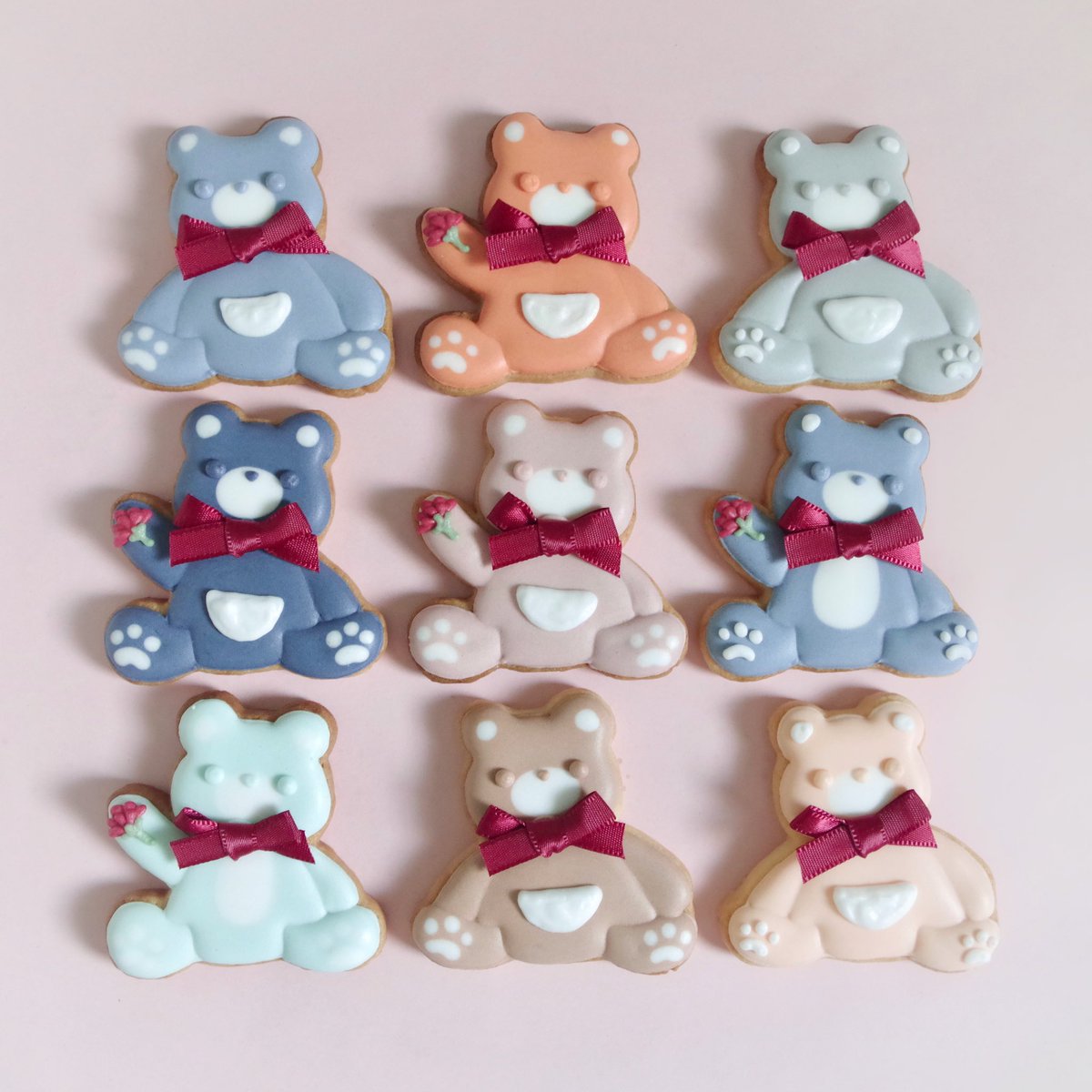 FrancescaSweets's tweet photo. 久しぶりに作った店舗限定販売のテディベアアイシングクッキー🧸💫

くたっとしたタイプのくまと、手を上げたくまは母の日っぽくカーネーションを持ってます💐色もめずらしく(？)くすみ系カラーにしてみました🥰

ゴールデンウィークの店舗オープンで並びます！ https://t.co/JWDAwX9h7I