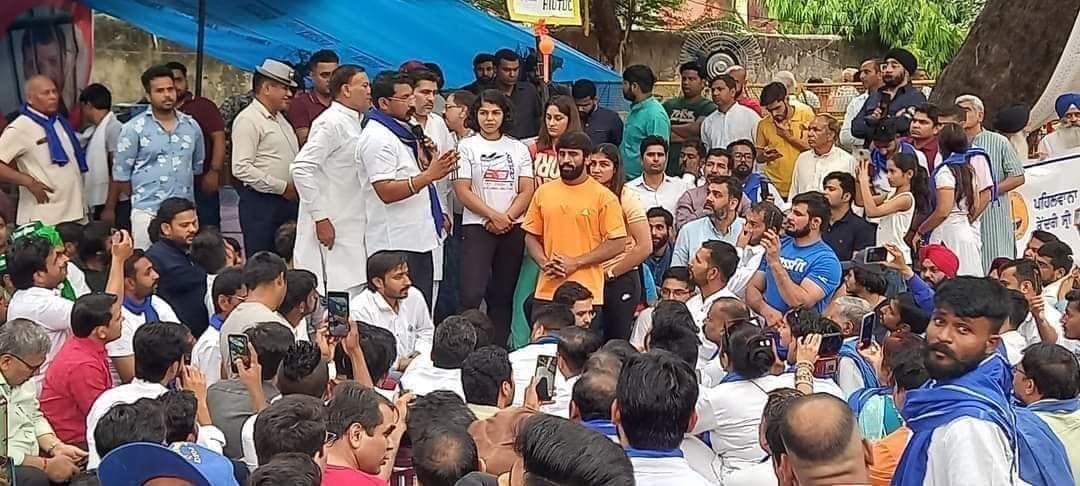 Akshayd63199584's tweet photo. हम संविधान को मानने वाले लोग है चाहे जो हो जायें बहन बेटी की रक्षा में सबसे आगे खड़े होंगे !! 
जहाँ जहाँ अन्याय होगा वहाँ सबसे पहले
      चंद्रशेखर आज़ाद होगा । 
@BhimArmyChief https://t.co/kbjCMRJBqU