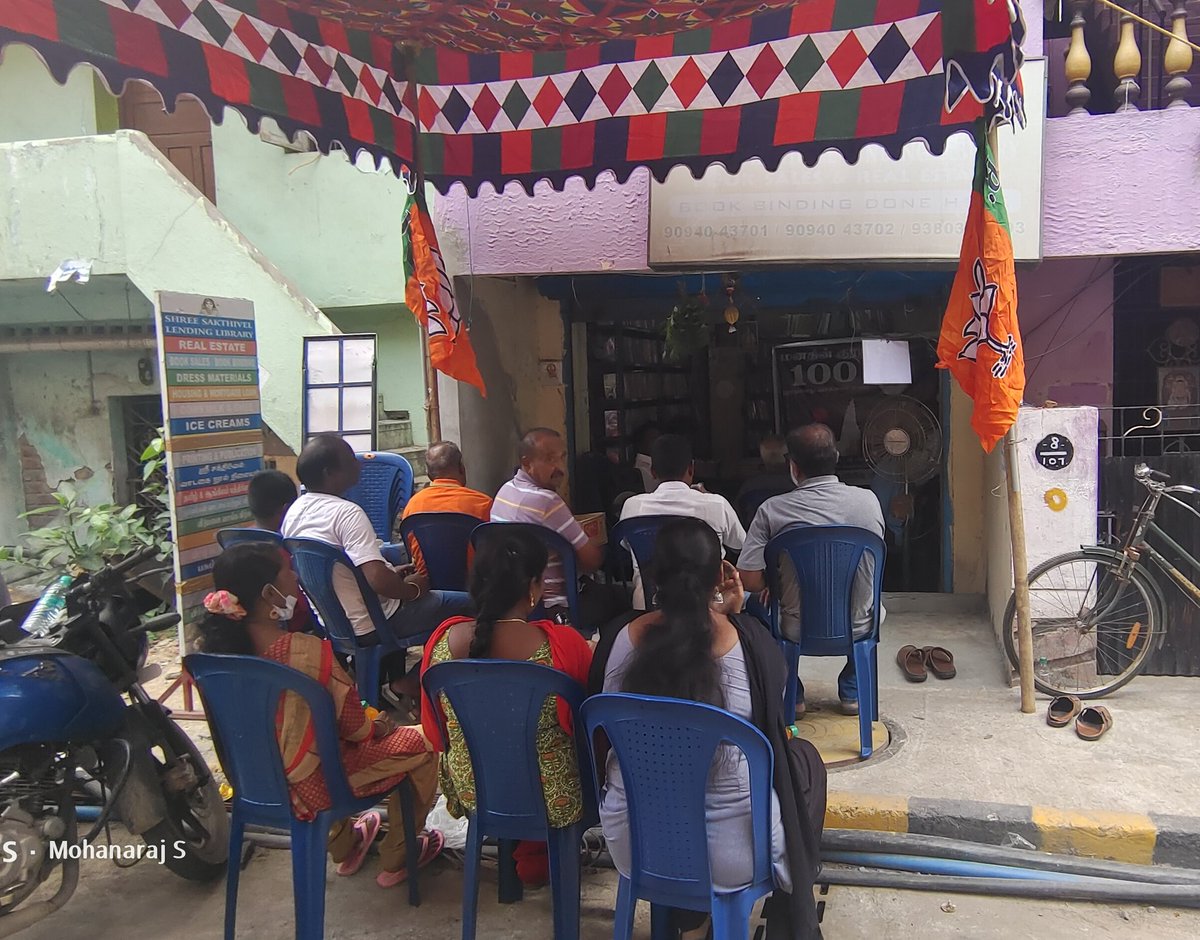 BJP_Mohanaraj's tweet photo. இன்று விருகம்பாக்கம் தெற்கு மண்டலில் எனது சொந்தகிளையான என்.215 மற்றும் சக்தி கேந்திரத்திற்குட்பட்ட பூத் என் 208டில் நமது பாரத பிரதமர் அவர்களின் 100வது மனதின் குரல் நெகிழ்ச்சி மிகவும் சிறப்பாக நடைபெற்றது.‌. #MannkiBaat100Episode #ManKiBaat @PMOIndia @annamalai_k @VinojBJP https://t.co/UoUrxpwzCV