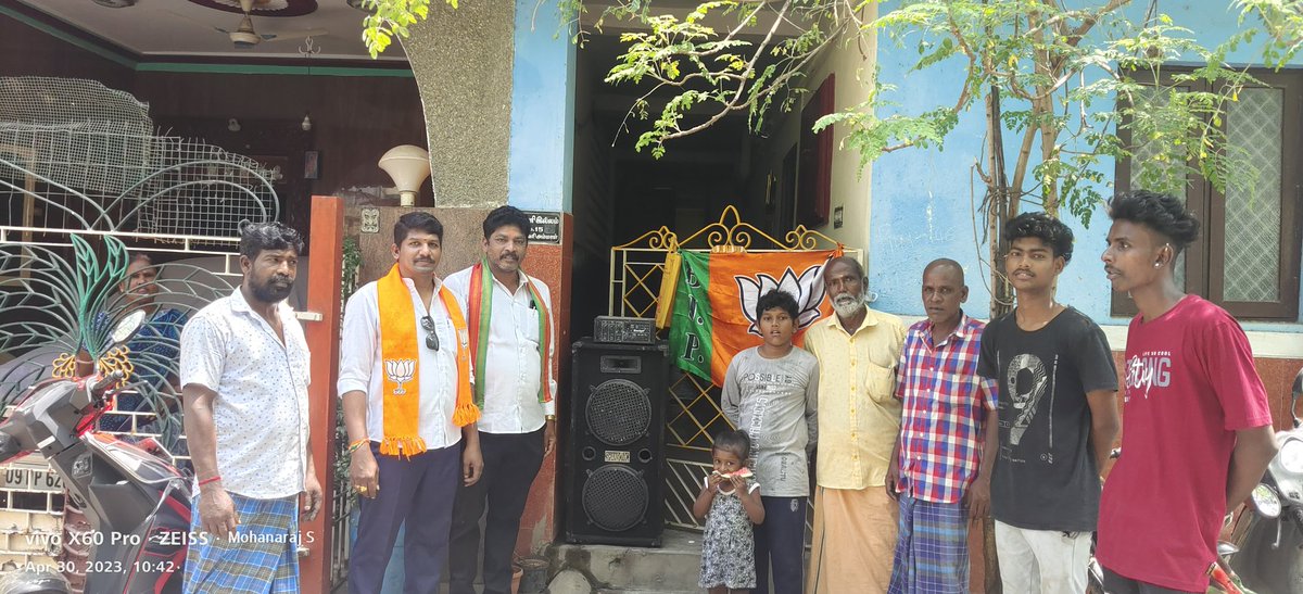 BJP_Mohanaraj's tweet photo. இன்று விருகம்பாக்கம் தெற்கு மண்டலில் எனது சொந்தகிளையான என்.215 மற்றும் சக்தி கேந்திரத்திற்குட்பட்ட பூத் என் 208டில் நமது பாரத பிரதமர் அவர்களின் 100வது மனதின் குரல் நெகிழ்ச்சி மிகவும் சிறப்பாக நடைபெற்றது.‌. #MannkiBaat100Episode #ManKiBaat @PMOIndia @annamalai_k @VinojBJP https://t.co/UoUrxpwzCV