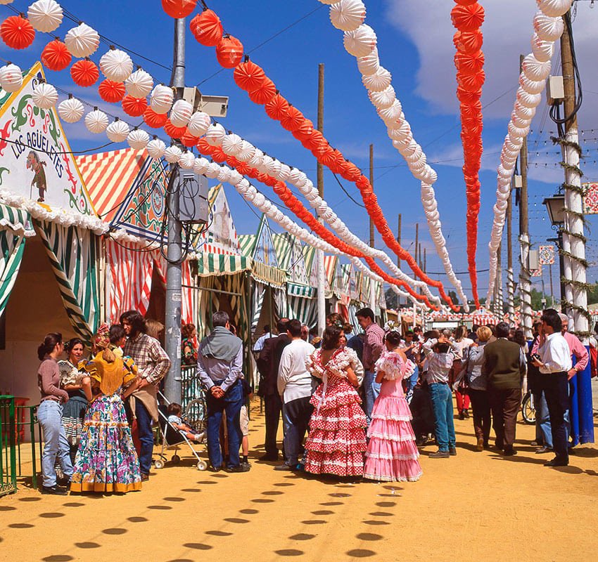 1050 casetas,15 son públicas,el resto son privadas.Para ser socio los precios varían entre los 600 y 12Mil€ por socio 
Si eres pobre,no puedes entrar o solo entras a trabajar de 41 a 90 horas seguidas sin tregua desde 3,3€/h

¡Que burgueses y excluyentes son los catalanes,oye!