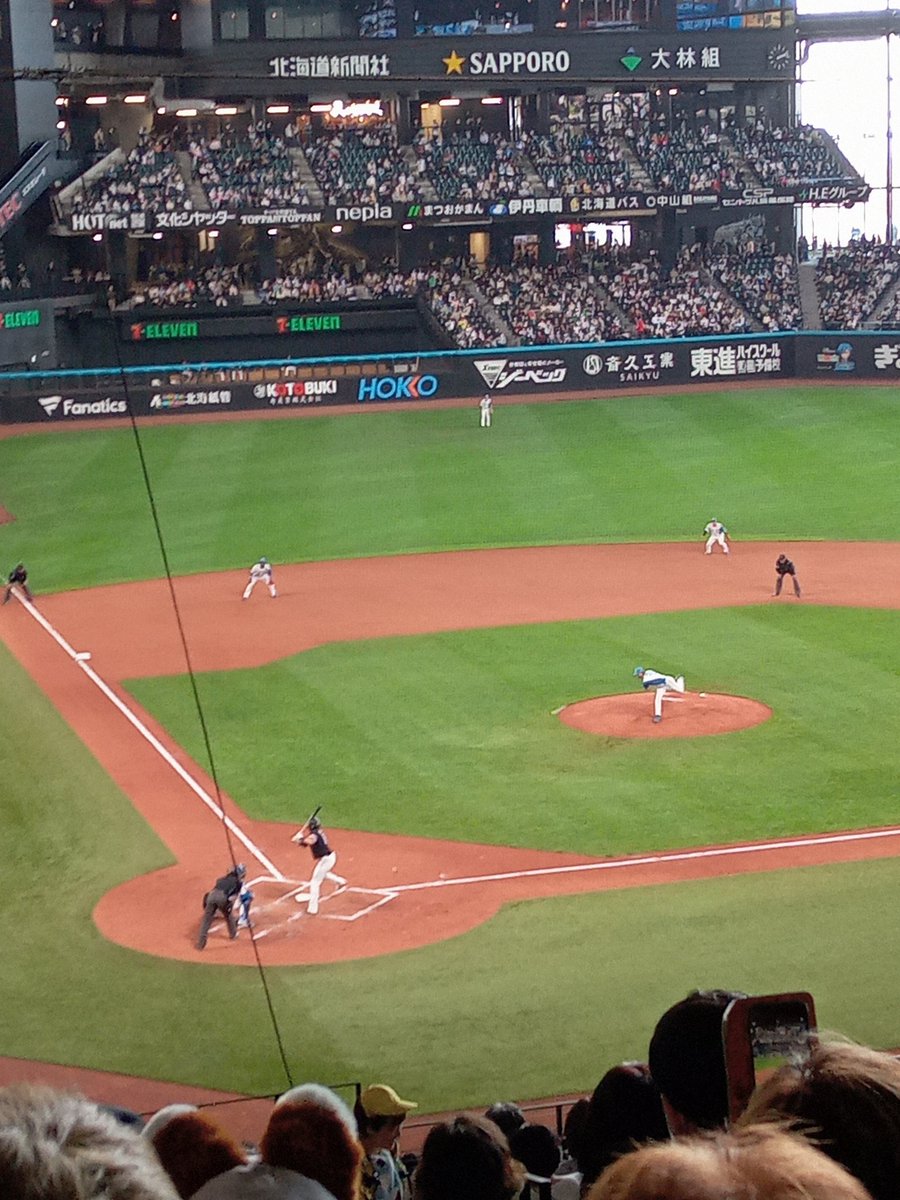 skydeepsky's tweet photo. 初エスコンフィールドで日ハム-ソフトバンク戦⚾
どこから観ても臨場感のあるシート造りになってるのはすごかったー！ https://t.co/Ja994zCGHx